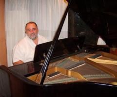 Marco al pianoforte per il ricevimento di nozze