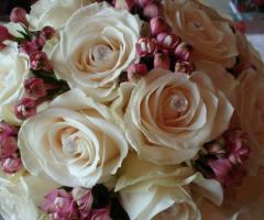 Allestimento floreale di rose con applicazione di brillantini per le nozze