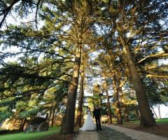 Gli sposi passeggiano nel parco del borgo