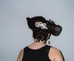 Acconciatura da cerimonia con applicazioni di fili di perle