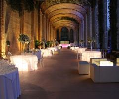 Allestimento di un matrimonio con tavoli luminosi
