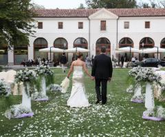 Gli sposi alla location di nozze