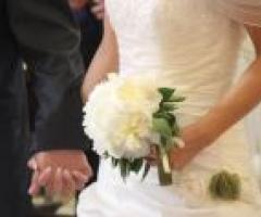 Il bouquet della sposa piccolo e di fiori bianchi