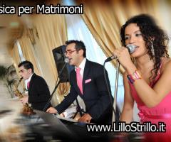 Lillo Strillo e MusicAllegra durante un'esibizione ad un matrimonio