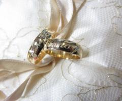 Fedi nuziali a fascia personalizzate con il nome degli sposi