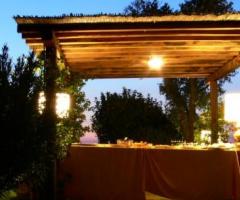 Allestimento della torta nuziale presso l'agriturismo Rondè