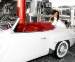 Foto della sposa mentre mette benzina