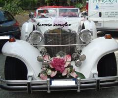 Fiori per l'auto degli sposi