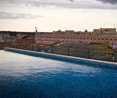 Ricevimento di nozze a bordo piscina con vista panoramica su Roma