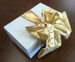 Scatola ricoperta in carta cotone con nastro e fiocco per la chiusura