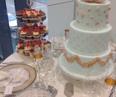 Torta nuziale con dettagli oro e cup cake