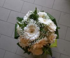 Bouquet da sposa semi compatto con gerbere bianche e rose bianche