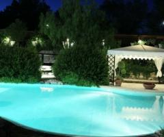 Ricevimento di matrimonio a bordo piscina