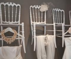 Abiti da sposa con accessori chic