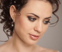 Trucco sui toni del dorato con acconciatura con boccoli