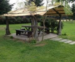 Gazebo in giardino per l'apertivo di nozze