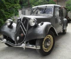 Citroen Traction con coccarde bianche per il matrimonio