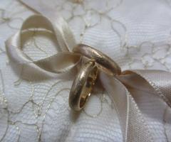 Fedi nuziali in oro giallo lavorato