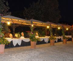 Poggio Normanno Ricevimenti - Allestimento del banchetto nuziale all'esterno