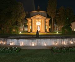 Villa per il matrimonio illuminata di sera