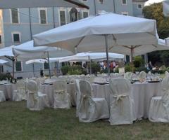 Il ricevimento di matrimonio all'esterno della villa