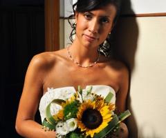 Sposa con bouquet di girasoli