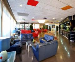 La hall moderna, luminosa e curata