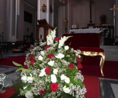 Composizione floreale chiesa con rose rosse e bianche