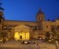 Atmosfera serale molto suggestiva del Palazzo Asmundo