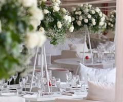 Allestimento sala per il ricevimento di nozze