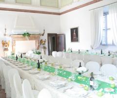 Allestimento del tavolo imperiale con runner verde mela