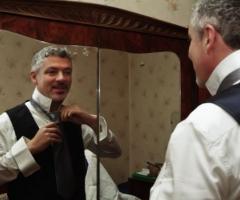 Fotografia dei preparativi dello sposo