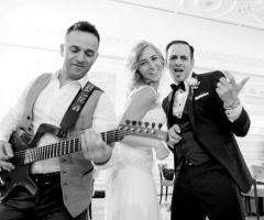 Miki Sidella Eventi - Sposa che partecipa alla musica