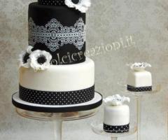 Weddin e mini cake black and white