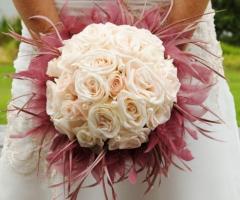 Bouquet a palla con rose e piume