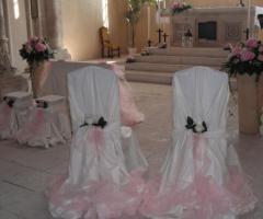 Allestimento in rosa delle sedute in chiesa per gli sposi