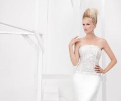 Vestito da sposa con corpetto ricamato