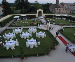 Il ricevimento di matrimonio nel giardino della villa