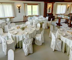 Sala interna con buffet