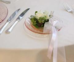 Allestimento dei tavoli per il matrimonio