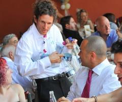 Cameriere comico in un matrimonio