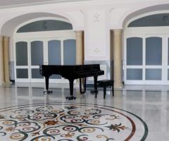 Tenuta Montenari - La sala ricevimenti con il pianoforte