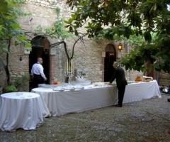 Allestimento del buffet di matrimonio in giardino