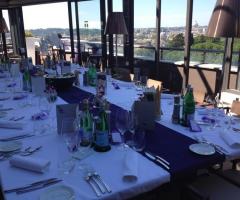 Tavolo allestito per il matrimonio con dettagli blu