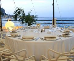 Mise en place in stile total white per i tavoli del ricevimento al ristorante Alle Terrazze