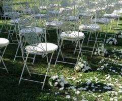 Sedie per la cerimonia di matrimonio in giardino