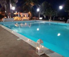 Allestimento a bordo piscina