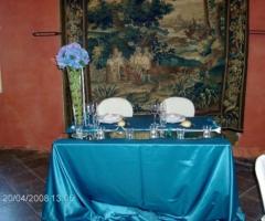 Addobbi per il tavolo degli sposi in azzurro con stile minimal