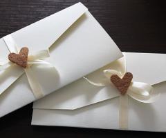 Contatto Creativo - Partecipazione con taglio obliquo e cuore in sughero. Tema shabby chic