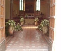 Allestimento della chiesa per il matrimonio con anfore piene di fiori